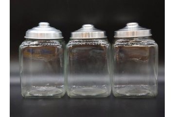 アンティーク雑貨　当時物　デッドストック　アルミ蓋　レトロな雰囲気漂うガラス瓶3個セット(角型、角瓶、キャニスター、ガラスビン、菓子瓶、硝子、フタ付き、小物入れ、ディスプレイ雑貨、古道具、店舗什器)(R-076783)