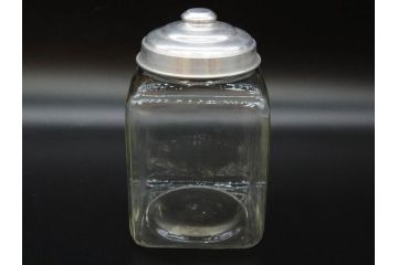 アンティーク雑貨　当時物　デッドストック　アルミ蓋　レトロな雰囲気漂うガラス瓶3個セット(角型、角瓶、キャニスター、ガラスビン、菓子瓶、硝子、フタ付き、小物入れ、ディスプレイ雑貨、古道具、店舗什器)(R-076783)