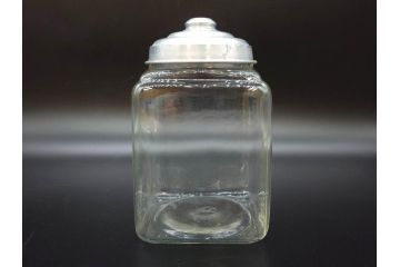 アンティーク雑貨　当時物　デッドストック　アルミ蓋　レトロな雰囲気漂うガラス瓶3個セット(角型、角瓶、キャニスター、ガラスビン、菓子瓶、硝子、フタ付き、小物入れ、ディスプレイ雑貨、古道具、店舗什器)(R-076783)