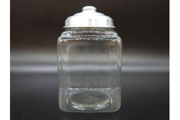 アンティーク雑貨　当時物　デッドストック　アルミ蓋　レトロな雰囲気漂うガラス瓶3個セット(角型、角瓶、キャニスター、ガラスビン、菓子瓶、硝子、フタ付き、小物入れ、ディスプレイ雑貨、古道具、店舗什器)(R-076783)
