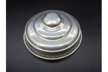 アンティーク雑貨　当時物　デッドストック　アルミ蓋　レトロな雰囲気漂うガラス瓶3個セット(角型、角瓶、キャニスター、ガラスビン、菓子瓶、硝子、フタ付き、小物入れ、ディスプレイ雑貨、古道具、店舗什器)(R-076783)