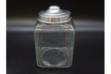 アンティーク雑貨　当時物　デッドストック　アルミ蓋　レトロな雰囲気漂うガラス瓶3個セット(角型、角瓶、キャニスター、ガラスビン、菓子瓶、硝子、フタ付き、小物入れ、ディスプレイ雑貨、古道具、店舗什器)(R-076783)