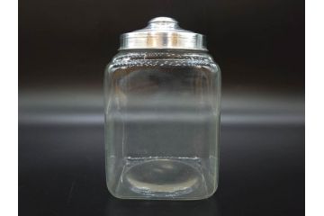 アンティーク雑貨　当時物　デッドストック　アルミ蓋　レトロな雰囲気漂うガラス瓶3個セット(角型、角瓶、キャニスター、ガラスビン、菓子瓶、硝子、フタ付き、小物入れ、ディスプレイ雑貨、古道具、店舗什器)(R-076783)