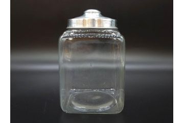 アンティーク雑貨　当時物　デッドストック　アルミ蓋　レトロな雰囲気漂うガラス瓶3個セット(角型、角瓶、キャニスター、ガラスビン、菓子瓶、硝子、フタ付き、小物入れ、ディスプレイ雑貨、古道具、店舗什器)(R-076783)