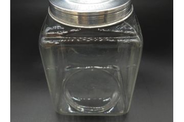 アンティーク雑貨　当時物　デッドストック　アルミ蓋　レトロな雰囲気漂うガラス瓶3個セット(角型、角瓶、キャニスター、ガラスビン、菓子瓶、硝子、フタ付き、小物入れ、ディスプレイ雑貨、古道具、店舗什器)(R-076783)