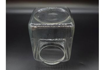 アンティーク雑貨　当時物　デッドストック　アルミ蓋　レトロな雰囲気漂うガラス瓶3個セット(角型、角瓶、キャニスター、ガラスビン、菓子瓶、硝子、フタ付き、小物入れ、ディスプレイ雑貨、古道具、店舗什器)(R-076783)