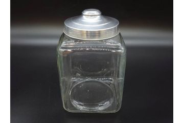 アンティーク雑貨　当時物　デッドストック　アルミ蓋　レトロな雰囲気漂うガラス瓶3個セット(角型、角瓶、キャニスター、ガラスビン、菓子瓶、硝子、フタ付き、小物入れ、ディスプレイ雑貨、古道具、店舗什器)(R-076783)