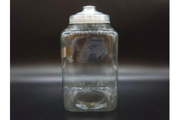 アンティーク雑貨　当時物　デッドストック　アルミ蓋　大・中・小　色々な用途に対応できる蓋付きガラス瓶3個セット(角瓶、角型、硝子、キャニスター、ガラスビン、菓子瓶、小物入れ、ディスプレイ雑貨、古道具、店舗什器、フタ付き)(R-076784)