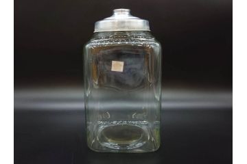 アンティーク雑貨　当時物　デッドストック　アルミ蓋　大・中・小　色々な用途に対応できる蓋付きガラス瓶3個セット(角瓶、角型、硝子、キャニスター、ガラスビン、菓子瓶、小物入れ、ディスプレイ雑貨、古道具、店舗什器、フタ付き)(R-076784)