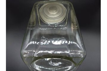 アンティーク雑貨　当時物　デッドストック　アルミ蓋　大・中・小　色々な用途に対応できる蓋付きガラス瓶3個セット(角瓶、角型、硝子、キャニスター、ガラスビン、菓子瓶、小物入れ、ディスプレイ雑貨、古道具、店舗什器、フタ付き)(R-076784)