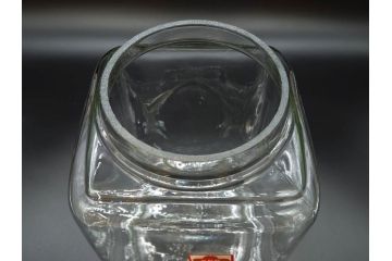 アンティーク雑貨　当時物　デッドストック　アルミ蓋　大・中・小　色々な用途に対応できる蓋付きガラス瓶3個セット(角瓶、角型、硝子、キャニスター、ガラスビン、菓子瓶、小物入れ、ディスプレイ雑貨、古道具、店舗什器、フタ付き)(R-076784)