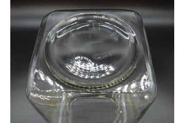 アンティーク雑貨　当時物　デッドストック　アルミ蓋　大・中・小　色々な用途に対応できる蓋付きガラス瓶3個セット(角瓶、角型、硝子、キャニスター、ガラスビン、菓子瓶、小物入れ、ディスプレイ雑貨、古道具、店舗什器、フタ付き)(R-076784)