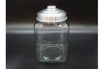 アンティーク雑貨　当時物　デッドストック　アルミ蓋　大・中・小　色々な用途に対応できる蓋付きガラス瓶3個セット(角瓶、角型、硝子、キャニスター、ガラスビン、菓子瓶、小物入れ、ディスプレイ雑貨、古道具、店舗什器、フタ付き)(R-076784)