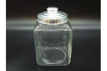 アンティーク雑貨　当時物　デッドストック　アルミ蓋　大・中・小　色々な用途に対応できる蓋付きガラス瓶3個セット(角瓶、角型、硝子、キャニスター、ガラスビン、菓子瓶、小物入れ、ディスプレイ雑貨、古道具、店舗什器、フタ付き)(R-076784)