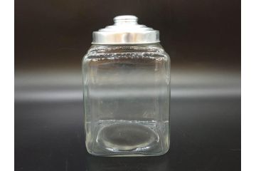 アンティーク雑貨　当時物　デッドストック　アルミ蓋　大・中・小　色々な用途に対応できる蓋付きガラス瓶3個セット(角瓶、角型、硝子、キャニスター、ガラスビン、菓子瓶、小物入れ、ディスプレイ雑貨、古道具、店舗什器、フタ付き)(R-076784)