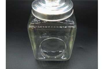 アンティーク雑貨　当時物　デッドストック　アルミ蓋　大・中・小　色々な用途に対応できる蓋付きガラス瓶3個セット(角瓶、角型、硝子、キャニスター、ガラスビン、菓子瓶、小物入れ、ディスプレイ雑貨、古道具、店舗什器、フタ付き)(R-076784)