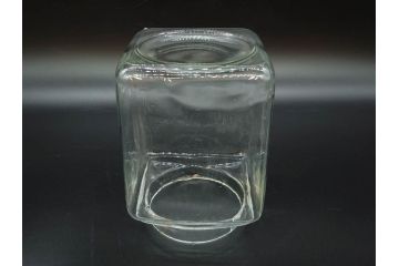 アンティーク雑貨　当時物　デッドストック　アルミ蓋　大・中・小　色々な用途に対応できる蓋付きガラス瓶3個セット(角瓶、角型、硝子、キャニスター、ガラスビン、菓子瓶、小物入れ、ディスプレイ雑貨、古道具、店舗什器、フタ付き)(R-076784)
