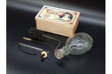 大正〜昭和初期　FEEDING BOTTLE　I.IWASAKI&CO.　レトロなディスプレイを盛り上げるエンボス瓶(哺乳瓶、ボトル、日本製、ガラス瓶)(R-076785)