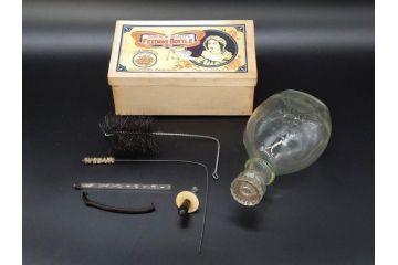 大正〜昭和初期　FEEDING BOTTLE　I.IWASAKI&CO.　レトロなディスプレイを盛り上げるエンボス瓶(哺乳瓶、ボトル、日本製、ガラス瓶)(R-076785)