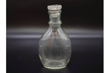 大正〜昭和初期　FEEDING BOTTLE　I.IWASAKI&CO.　レトロなディスプレイを盛り上げるエンボス瓶(哺乳瓶、ボトル、日本製、ガラス瓶)(R-076785)