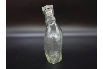 大正〜昭和初期　FEEDING BOTTLE　I.IWASAKI&CO.　レトロなディスプレイを盛り上げるエンボス瓶(哺乳瓶、ボトル、日本製、ガラス瓶)(R-076785)