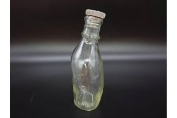 大正〜昭和初期　FEEDING BOTTLE　I.IWASAKI&CO.　レトロなディスプレイを盛り上げるエンボス瓶(哺乳瓶、ボトル、日本製、ガラス瓶)(R-076785)
