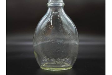大正〜昭和初期　FEEDING BOTTLE　I.IWASAKI&CO.　レトロなディスプレイを盛り上げるエンボス瓶(哺乳瓶、ボトル、日本製、ガラス瓶)(R-076785)