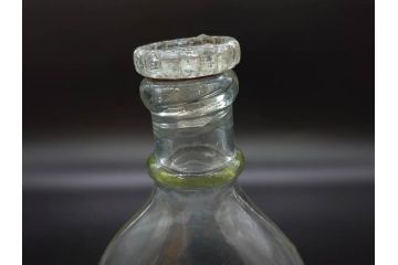 大正〜昭和初期　FEEDING BOTTLE　I.IWASAKI&CO.　レトロなディスプレイを盛り上げるエンボス瓶(哺乳瓶、ボトル、日本製、ガラス瓶)(R-076785)