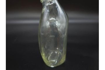 大正〜昭和初期　FEEDING BOTTLE　I.IWASAKI&CO.　レトロなディスプレイを盛り上げるエンボス瓶(哺乳瓶、ボトル、日本製、ガラス瓶)(R-076785)
