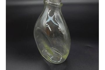 大正〜昭和初期　FEEDING BOTTLE　I.IWASAKI&CO.　レトロなディスプレイを盛り上げるエンボス瓶(哺乳瓶、ボトル、日本製、ガラス瓶)(R-076785)