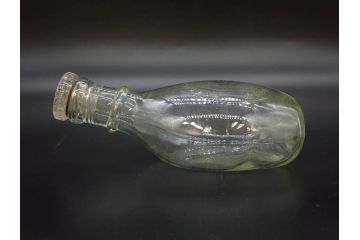 大正〜昭和初期　FEEDING BOTTLE　I.IWASAKI&CO.　レトロなディスプレイを盛り上げるエンボス瓶(哺乳瓶、ボトル、日本製、ガラス瓶)(R-076785)