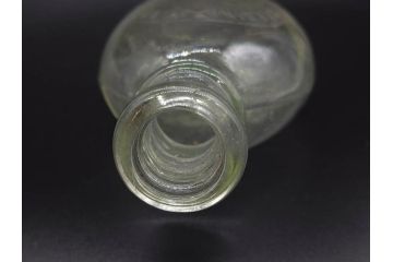 大正〜昭和初期　FEEDING BOTTLE　I.IWASAKI&CO.　レトロなディスプレイを盛り上げるエンボス瓶(哺乳瓶、ボトル、日本製、ガラス瓶)(R-076785)