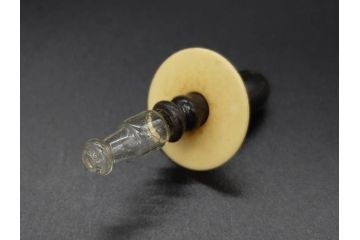 大正〜昭和初期　FEEDING BOTTLE　I.IWASAKI&CO.　レトロなディスプレイを盛り上げるエンボス瓶(哺乳瓶、ボトル、日本製、ガラス瓶)(R-076785)