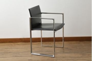 中古　美品!!　Cassina(カッシーナ)　184EVE(イヴ)　洗練されたモダンデザインが目を引くアームチェア(ダイニングチェア、椅子、イス)(定価約30万円)(R-076794)