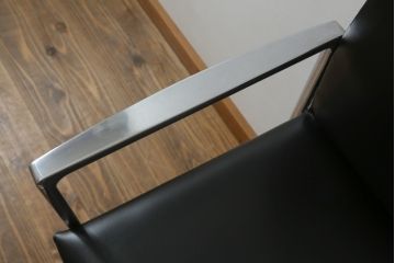 中古　美品!!　Cassina(カッシーナ)　184EVE(イヴ)　洗練されたモダンデザインが目を引くアームチェア(ダイニングチェア、椅子、イス)(定価約30万円)(R-076794)