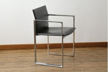 中古　美品!!　Cassina(カッシーナ)　184EVE(イヴ)　洗練されたモダンデザインが目を引くアームチェア(ダイニングチェア、椅子、イス)(定価約30万円)(R-076795)