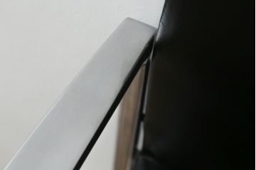 中古　美品!!　Cassina(カッシーナ)　184EVE(イヴ)　洗練されたモダンデザインが目を引くアームチェア(ダイニングチェア、椅子、イス)(定価約30万円)(R-076795)