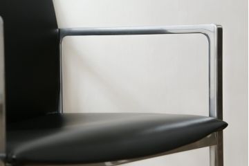 中古　美品!!　Cassina(カッシーナ)　184EVE(イヴ)　洗練されたモダンデザインが目を引くアームチェア(ダイニングチェア、椅子、イス)(定価約30万円)(R-076795)