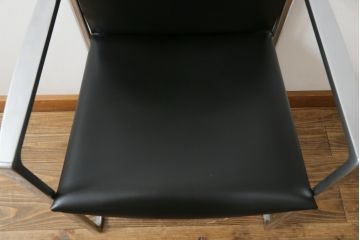 中古　美品!!　Cassina(カッシーナ)　184EVE(イヴ)　洗練されたモダンデザインが目を引くアームチェア(ダイニングチェア、椅子、イス)(定価約30万円)(R-076795)