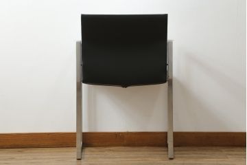 中古　美品!!　Cassina(カッシーナ)　184EVE(イヴ)　洗練されたモダンデザインが目を引くアームチェア(ダイニングチェア、椅子、イス)(定価約30万円)(R-076795)