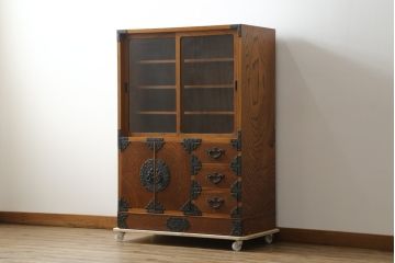 中古　岩谷堂箪笥　牡丹紋様　ダイナミックな杢目と存在感のある金具が魅力的なキャビネット(茶箪笥、飾り棚、収納棚、戸棚、サイドキャビネット、引き出し、和タンス、和たんす)(R-076796)