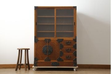 中古　岩谷堂箪笥　牡丹紋様　ダイナミックな杢目と存在感のある金具が魅力的なキャビネット(茶箪笥、飾り棚、収納棚、戸棚、サイドキャビネット、引き出し、和タンス、和たんす)(R-076796)
