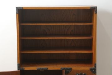 中古　岩谷堂箪笥　牡丹紋様　ダイナミックな杢目と存在感のある金具が魅力的なキャビネット(茶箪笥、飾り棚、収納棚、戸棚、サイドキャビネット、引き出し、和タンス、和たんす)(R-076796)