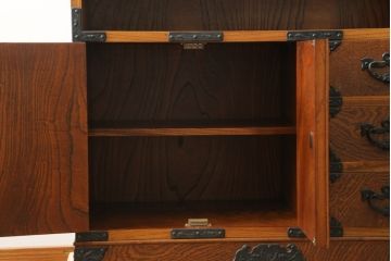 中古　岩谷堂箪笥　牡丹紋様　ダイナミックな杢目と存在感のある金具が魅力的なキャビネット(茶箪笥、飾り棚、収納棚、戸棚、サイドキャビネット、引き出し、和タンス、和たんす)(R-076796)