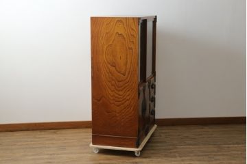 中古　岩谷堂箪笥　牡丹紋様　ダイナミックな杢目と存在感のある金具が魅力的なキャビネット(茶箪笥、飾り棚、収納棚、戸棚、サイドキャビネット、引き出し、和タンス、和たんす)(R-076796)