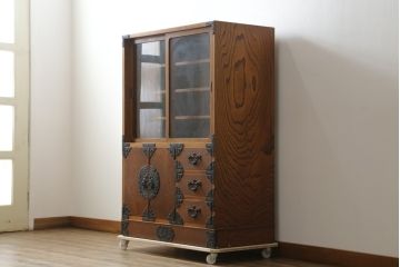 中古　岩谷堂箪笥　牡丹紋様　ダイナミックな杢目と存在感のある金具が魅力的なキャビネット(茶箪笥、飾り棚、収納棚、戸棚、サイドキャビネット、引き出し、和タンス、和たんす)(R-076796)