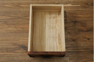 中古　岩谷堂箪笥　牡丹紋様　ダイナミックな杢目と存在感のある金具が魅力的なキャビネット(茶箪笥、飾り棚、収納棚、戸棚、サイドキャビネット、引き出し、和タンス、和たんす)(R-076796)
