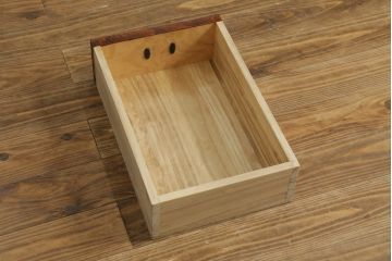 中古　岩谷堂箪笥　牡丹紋様　ダイナミックな杢目と存在感のある金具が魅力的なキャビネット(茶箪笥、飾り棚、収納棚、戸棚、サイドキャビネット、引き出し、和タンス、和たんす)(R-076796)