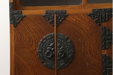 中古　岩谷堂箪笥　牡丹紋様　ダイナミックな杢目と存在感のある金具が魅力的なキャビネット(茶箪笥、飾り棚、収納棚、戸棚、サイドキャビネット、引き出し、和タンス、和たんす)(R-076796)