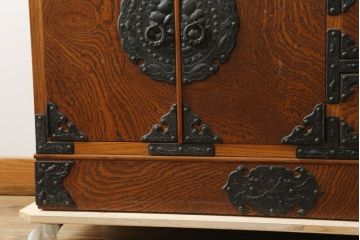 中古　岩谷堂箪笥　牡丹紋様　ダイナミックな杢目と存在感のある金具が魅力的なキャビネット(茶箪笥、飾り棚、収納棚、戸棚、サイドキャビネット、引き出し、和タンス、和たんす)(R-076796)